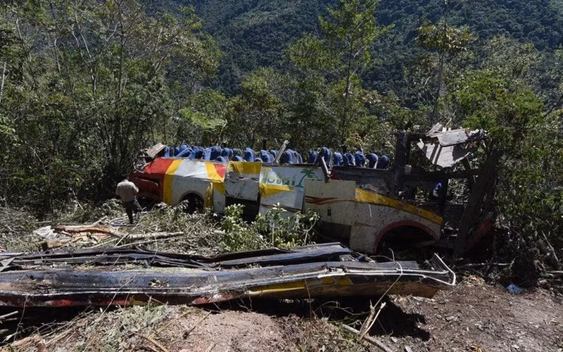 Ảnh minh họa: Xe buýt lao xuống hẻm núi tại miền tây Bolivia, năm 2019. (Ảnh: EPA)