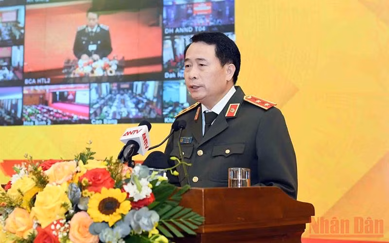 Thứ trưởng Công an Lê Quốc Hùng chủ trì hội thảo.