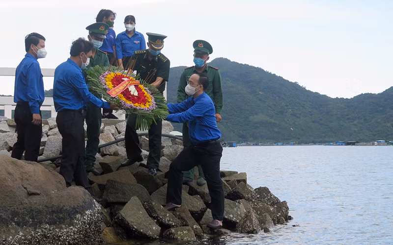 Lực lượng đoàn thanh niên Phú Yên tổ chức dâng hương, thả hoa tri ân các anh hùng liệt sĩ tại vị trí chuyến tàu Không số thứ tư cập bến Vũng Rô đêm 25/1/1965.
