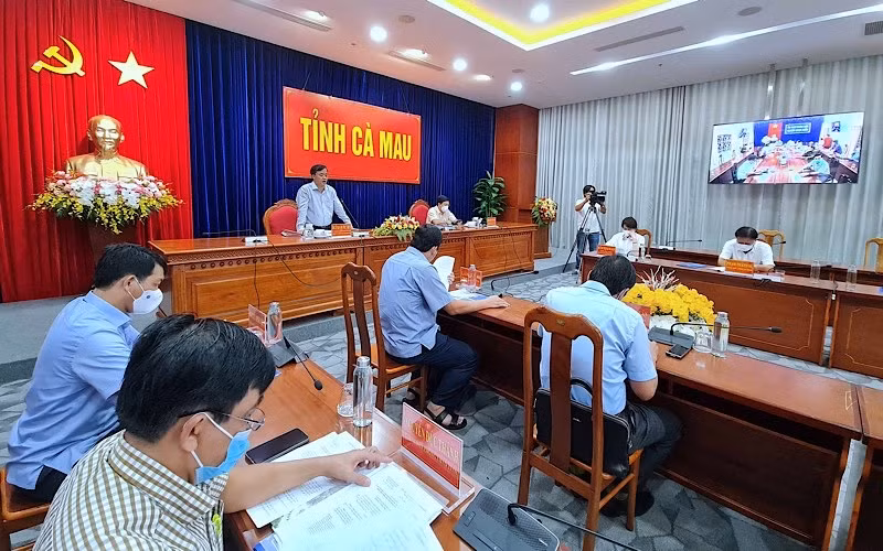 Cà Mau họp trực tuyến rút kinh nghiệm sau 12 ngày giãn cách xã hội vào tối 30/7.