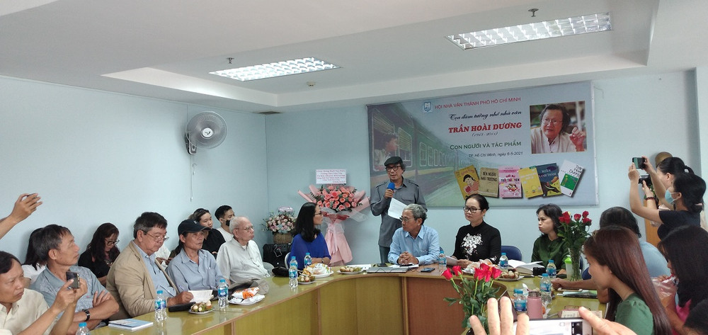 Một buổi tọa đàm do Hội Nhà văn TP Hồ Chí Minh tổ chức vào tháng 5/2021. Vận động sáng tác văn học, nghệ thuật chung tay đẩy lùi dịch bệnh Covid-19 -0
