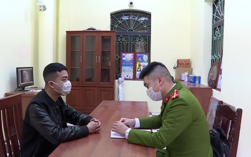 Cơ quan Cảnh sát điều tra, Công an tỉnh Hưng Yên đang lấy lời khai của đối tượng cho vay nặng lãi.