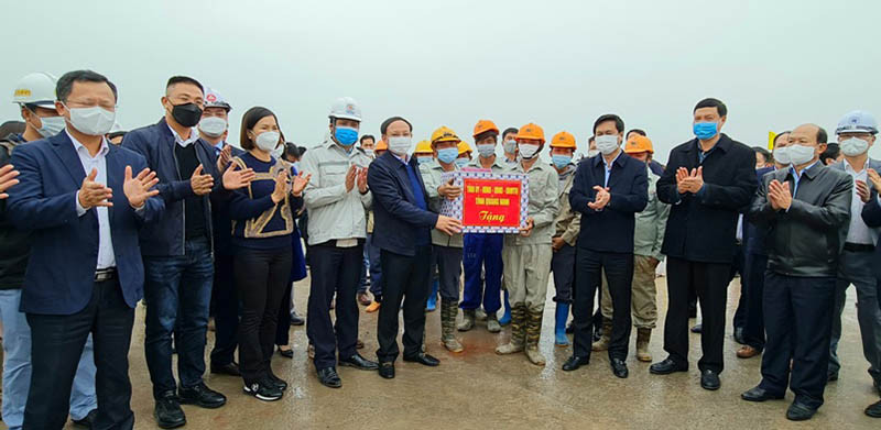 Các đồng chí lãnh đạo tỉnh Quảng Ninh tặng quà chúc Tết các đơn vị thi công và nhà thầu dự án cao tốc Vân Đồn-Móng Cái trong ngày đầu năm mới. Quảng Ninh đưa vào sử dụng 2 công trình giao thông trọng điểm -0