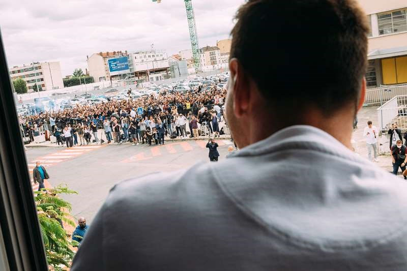 Hình ảnh chân thực về cổ cộng viên PSG chào đón siêu sao người Argentina tại Paris. (Nguồn: PSG.FR) Ảnh lễ hội âm Lollapalooza bị chú thích sai thông tin thành người hâm mộ Messi -0