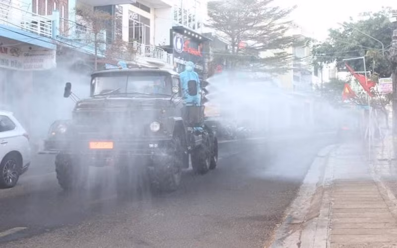 Đường Nguyễn Đình Chiểu (phường Tây Sơn, TP Pleiku) được gỡ bỏ phong tỏa sau khi được phun thuốc diệt khuẩn và người dân có kết quả xét nghiệm âm tính với SARS-CoV-2.