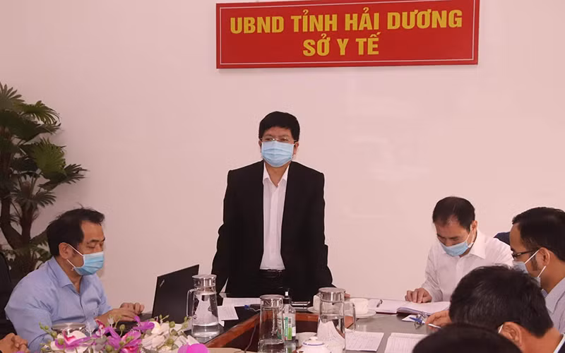 ThS, BS Nguyễn Trọng Khoa chủ trì cuộc họp trực tuyến về công tác điều trị.
