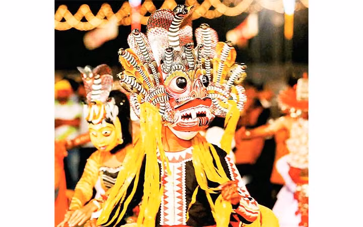 Câu chuyện sau những mặt nạ quỷ