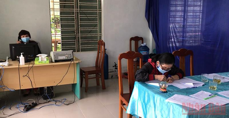 Các tình nguyện viên y tế thôn hỗ trợ tại trạm y tế lưu động thôn Hưởng Phước, xã Hòa Liên. Đội phản ứng nhanh “ba tại chỗ” trong điểm nóng Covid-19 -0