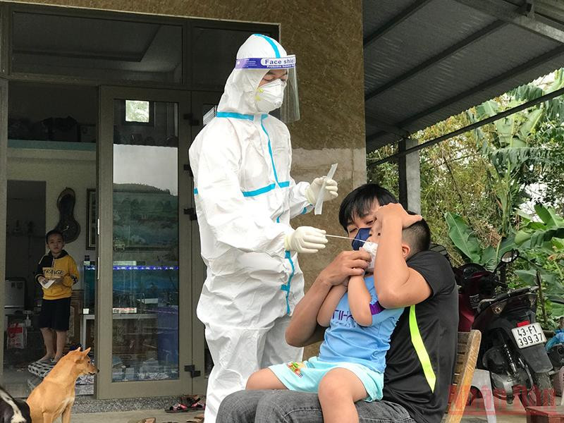 Việc lấy mẫu các F điều trị tại nhà được triển khai theo quy định với sự hỗ trợ nhiệt tình của các tình nguyện viên y tế cơ sở. Đội phản ứng nhanh “ba tại chỗ” trong điểm nóng Covid-19 -0