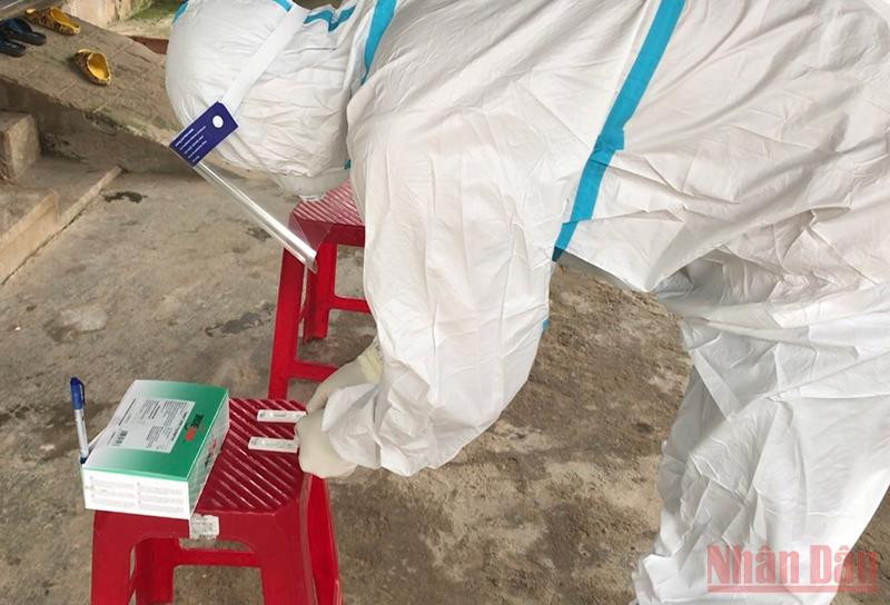 Chờ đợi đọc kết quả test nhanh cho các bệnh nhân. Đội phản ứng nhanh “ba tại chỗ” trong điểm nóng Covid-19 -0