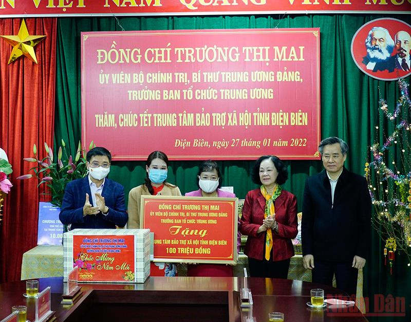 Đồng chí Trương Thị Mai, Ủy viên Bộ Chính trị, Bí thư Trung ương Đảng, Trưởng Ban Tổ chức Trung ương trao quà tặng Trung tâm Bảo trợ xã hội tỉnh Điện Biên. Điện Biên triển khai đúng hướng, hiệu quả các giải pháp xóa đói giảm nghèo -0