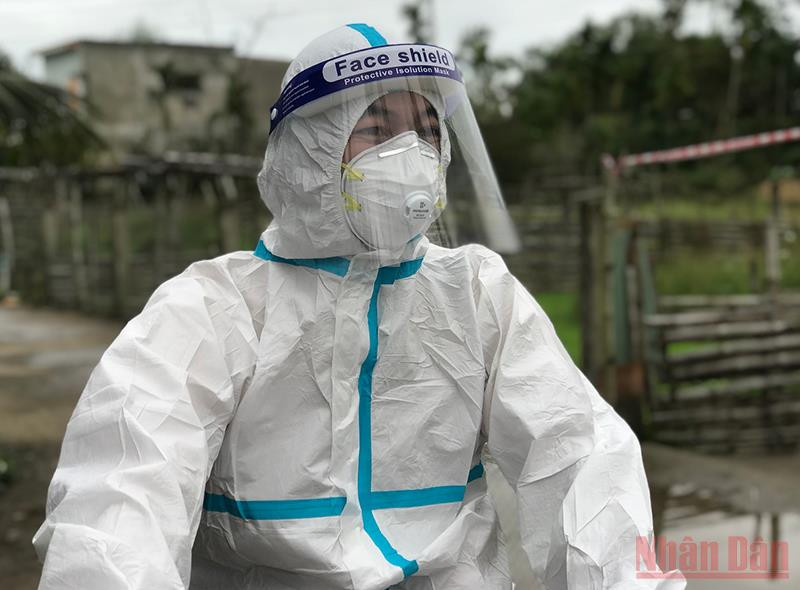 Điều dưỡng Đặng Công Dương đã quen với mọi mặt trận phòng, chống dịch Covid-19. Đội phản ứng nhanh “ba tại chỗ” trong điểm nóng Covid-19 -0