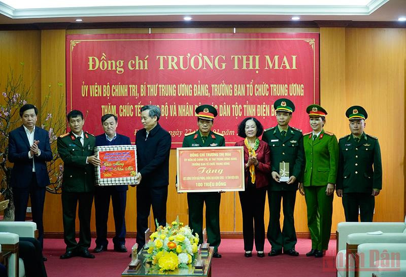 Đồng chí Trương Thị Mai, Ủy viên Bộ Chính trị, Bí thư Trung ương Đảng, Trưởng Ban Tổ chức Trung ương tặng quà, động viên các lực lượng chống dịch tỉnh Điện Biên. Điện Biên triển khai đúng hướng, hiệu quả các giải pháp xóa đói giảm nghèo -0