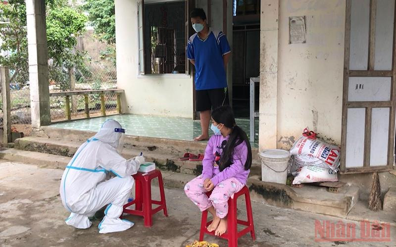 Các tình nguyện viên y tế thôn hỗ trợ tại trạm y tế lưu động thôn Hưởng Phước, xã Hòa Liên. Đội phản ứng nhanh “ba tại chỗ” trong điểm nóng Covid-19 -0