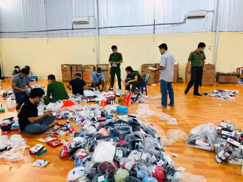 Lực lượng Công an phát hiện hàng chục nghìn sản phẩm trong kho.