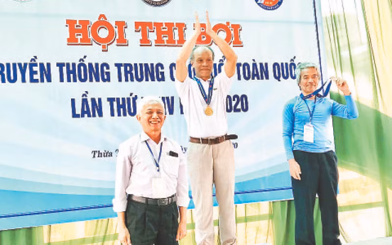 Ông Phạm Khắc Tạo (người đầu tiên bên trái) tại Hội thi bơi truyền thống trung cao tuổi toàn quốc năm 2020.