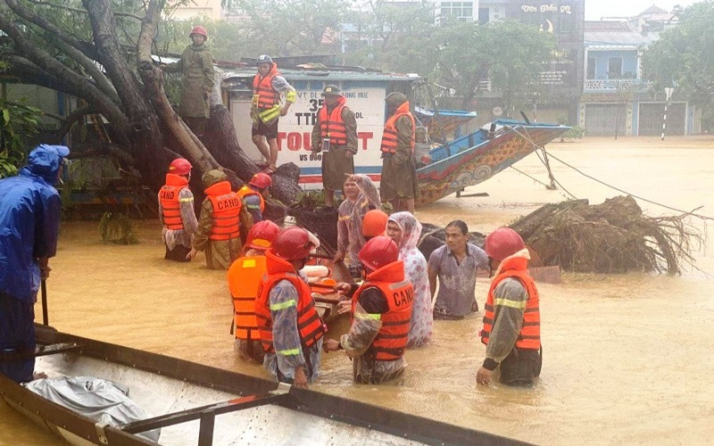 Lực lượng chức năng đã cứu thành công ba nạn nhân trên chiếc thuyền rồng bị cây đổ gãy, đè ngang. Giải cứu kịp thời ba nạn nhân đi trên thuyền rồng bị cây gãy đè -0