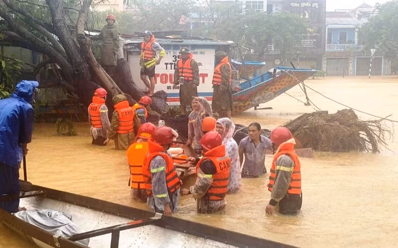 Giải cứu kịp thời ba nạn nhân đi trên thuyền rồng bị cây gãy đè -0