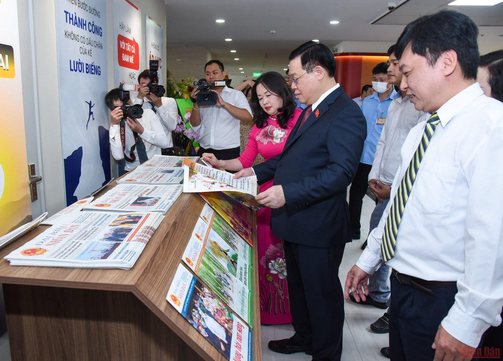 Chủ tịch Quốc hội mong muốn báo Đại biểu Nhân dân phải là một trong những cơ quan báo chí đi đầu về chuyển đổi số. (Ảnh: Duy Linh) Cầu nối tin cậy giữa Quốc hội với cử tri và Nhân dân -0