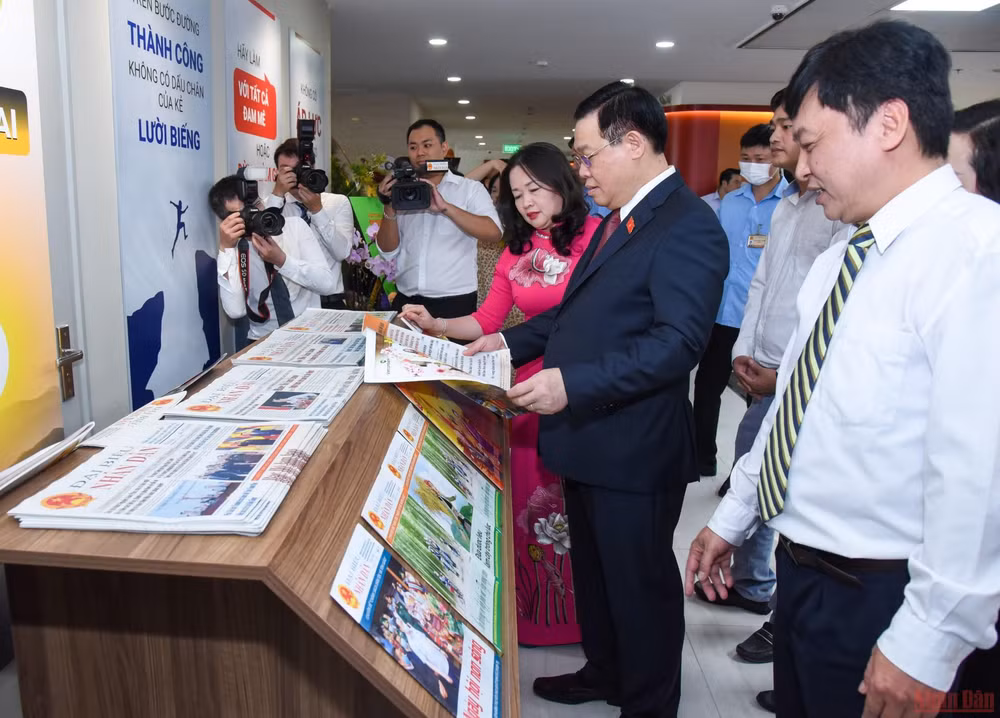 Chủ tịch Quốc hội Vương Đình Huệ xem các ấn phẩm của báo Đại biểu Nhân dân. (Ảnh Duy Linh)