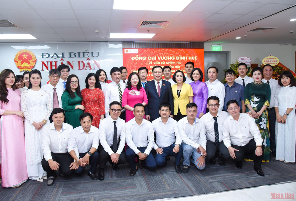 Chủ tịch Quốc hội Vương Đình Huệ và các đại biểu chụp ảnh lưu niệm với cán bộ, phóng viên báo Đại biểu Nhân dân. (Ảnh Duy Linh) Cầu nối tin cậy giữa Quốc hội với cử tri và Nhân dân -0