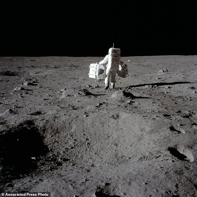 Phi hành gia người Mỹ Buzz Aldrin mang theo các module để khám phá mặt trăng. Bức ảnh chụp ngày 20-7-1969 này do NASA cung cấp. Tám quốc gia ký Hiệp ước Artemis về quy tắc khám phá mặt trăng -0