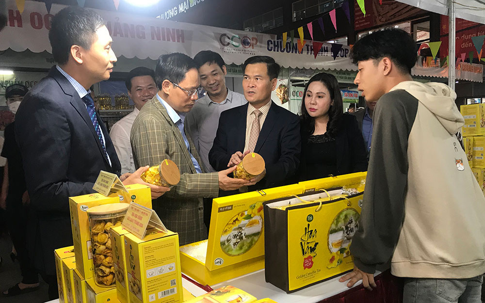 Khách tham quan các gian hàng tại Tuần hàng. Giới thiệu sản phẩm OCOP Quảng Ninh tại Hà Nội -0