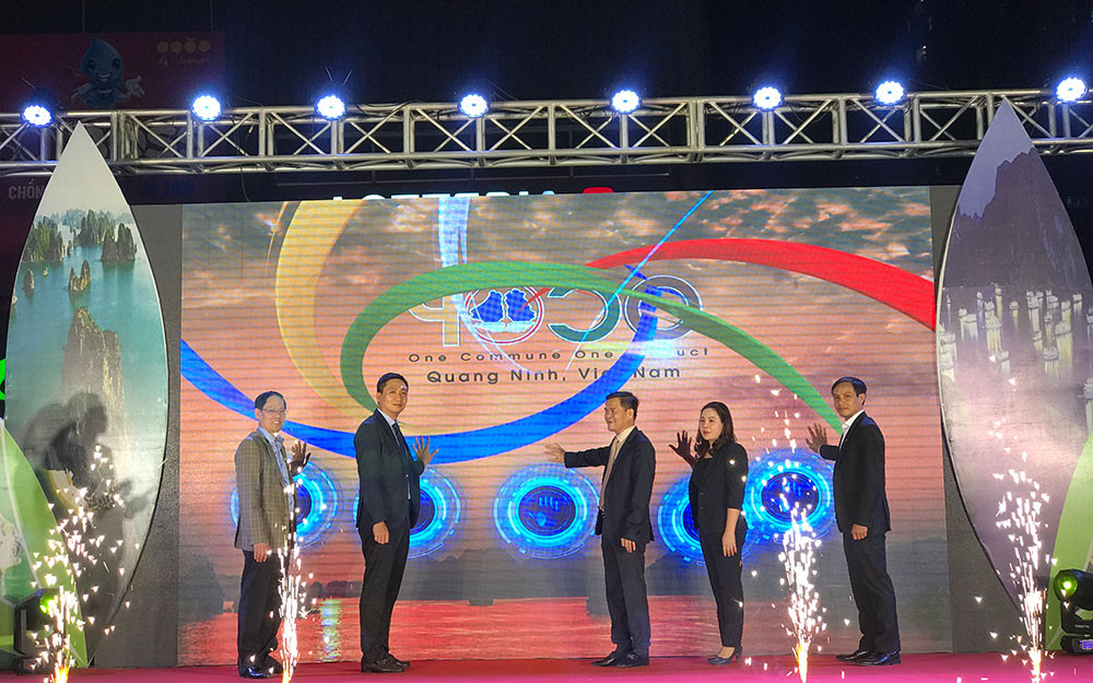 Lễ khai mạc Tuần hàng.