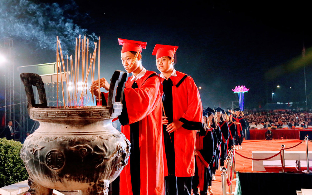 Học sinh, sinh viên tiêu biểu dâng hương tại Tượng đài Danh nhân Văn hoá Trạng Trình Nguyễn Bỉnh Khiêm. Hải Phòng dành 1,3 tỷ đồng khen thưởng học sinh, sinh viên xuất sắc -0