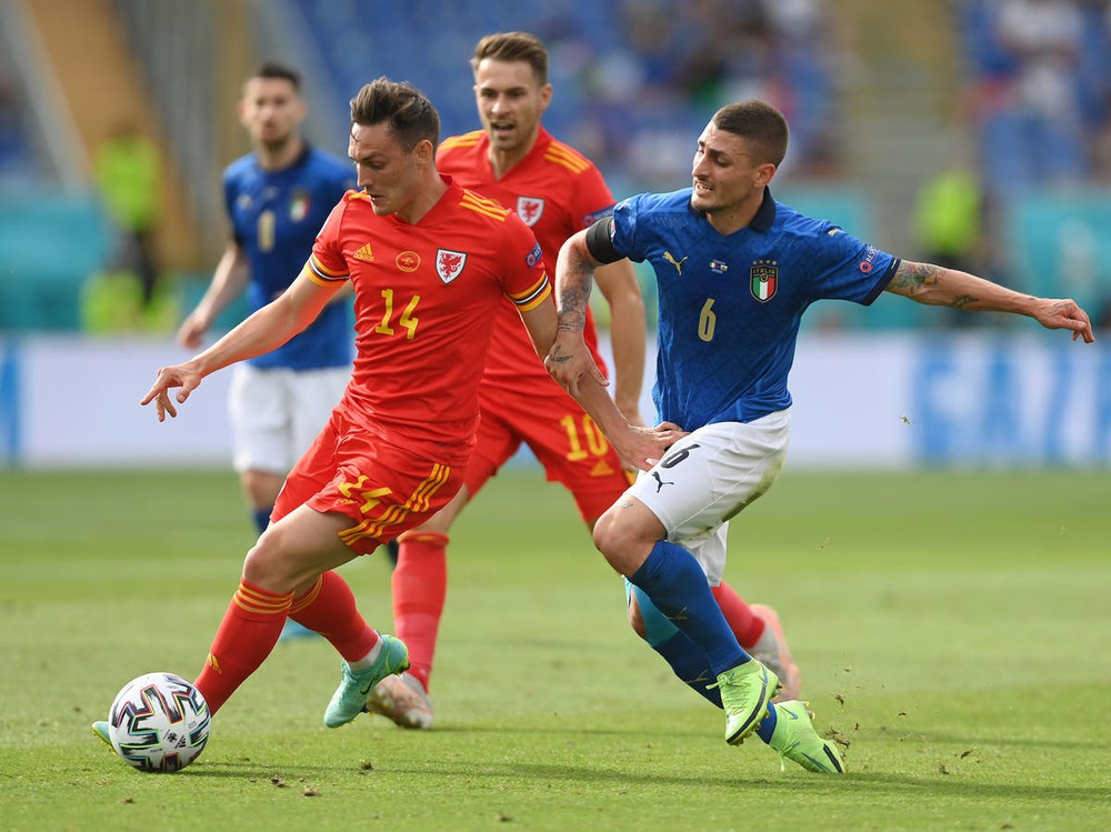 Thi đấu thiếu người khiến Xứ Wales mất dần thế trận về các cầu thủ Italia. (Ảnh: UEFA)