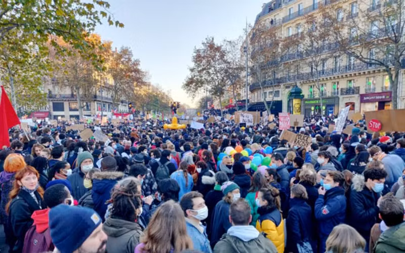 Hàng nghìn người biểu tình tại thủ đô Paris. (Ảnh: France3)