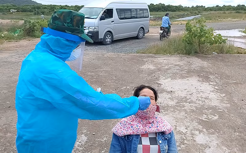 Thiếu tá Nguyễn Văn Phước lấy mẫu xét nghiệm cho nhân dân khu phố Thạch Đông, thành phố Hà Tiên.