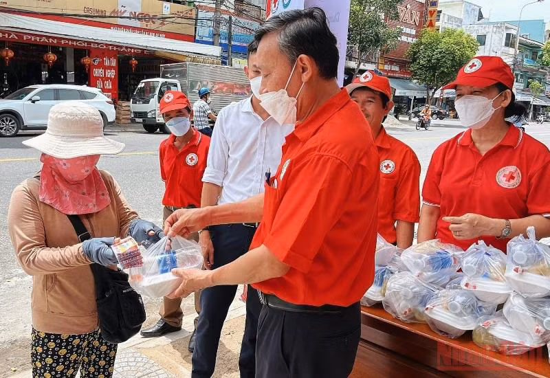 Trao những suất cơm 0 đồng tặng người nghèo.