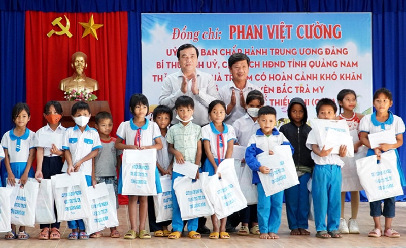 Trao quà tặng trẻ em xã Trà Giác nhân Ngày Quốc tế Thiếu nhi (1/6). Thăm, tặng quà học sinh có hoàn cảnh khó khăn ở miền núi Quảng Nam -0