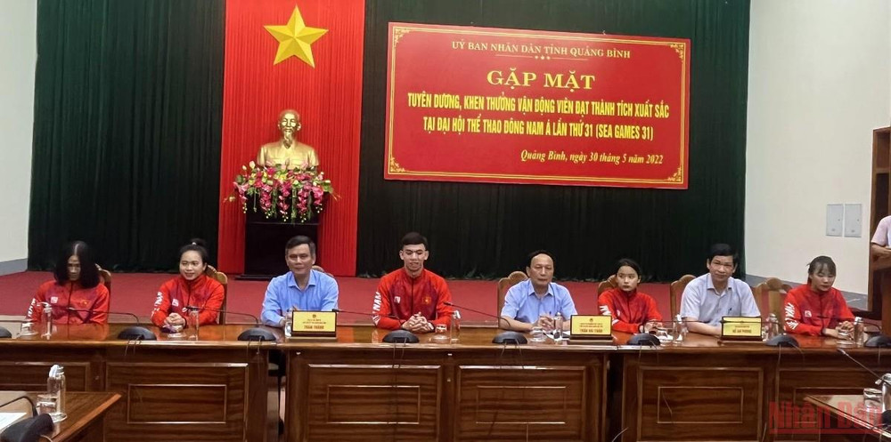 Vận động viên xuất sắc của tỉnh Quảng Bình với các đồng chí lãnh đạo tỉnh. Quảng Bình tuyên dương, khen thưởng các vận động viên xuất sắc tại SEA Games 31 -0