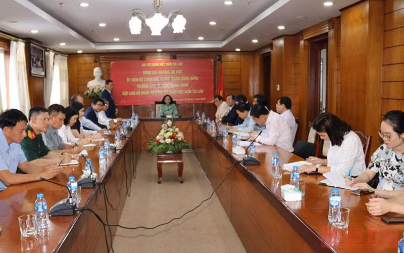 Đại sứ Nguyễn Bá Hùng (trái) báo cáo đồng chí Trương Thị Mai và đoàn về các công tác trọng tâm đang thực hiện trong năm 2022, chiều 30/5. (Ảnh: Xuân Sơn)