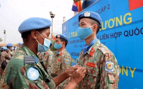 Ðại diện Liên hợp quốc trao huy chương tặng cán bộ, nhân viên Bệnh viện dã chiến cấp 2 số 3 của Việt Nam.