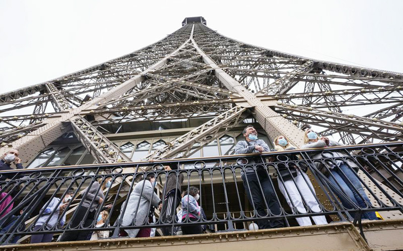 Du khách vui mừng ngắm cảnh thành phố Paris từ tòa tháp (Ảnh: AP) Sau gần 9 tháng, du khách đã được ngắm toàn cảnh Paris từ Tháp Eiffel -0