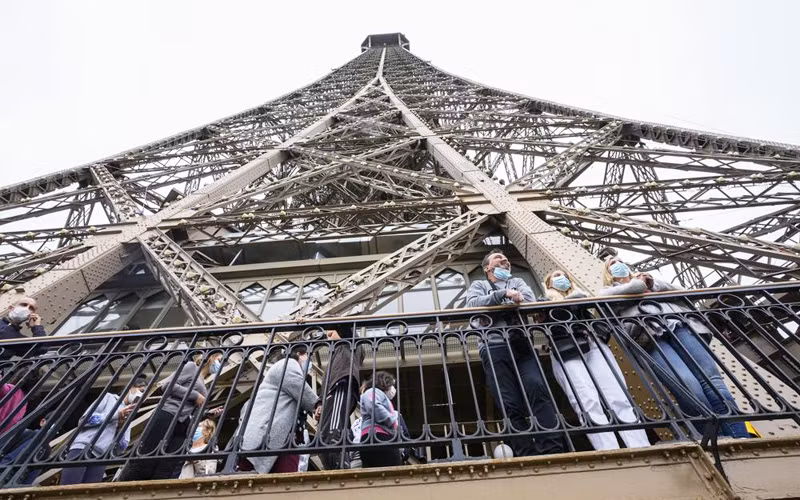 Sau gần 9 tháng, du khách đã được ngắm toàn cảnh Paris từ Tháp Eiffel -0