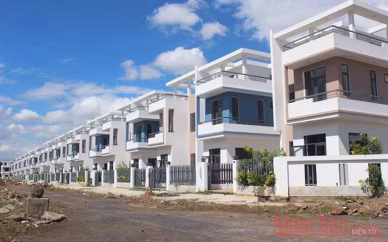 Dãy biệt thự xây dựng không phép ở dự án khu dân cư Tân Thịnh.