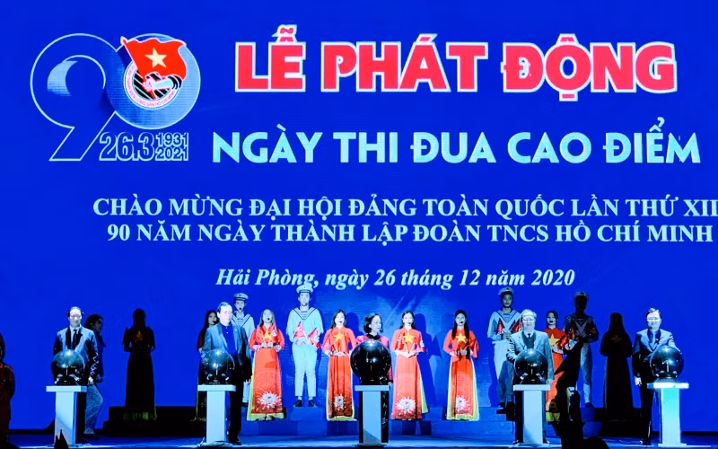 Quang cảnh Lễ phát động thi đua.