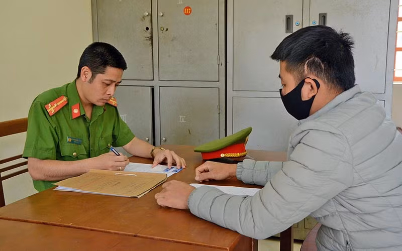 Công an xã Yên Thái, huyện Văn Yên trao đổi thông tin với đối tượng vừa ra tù trở về địa phương. 