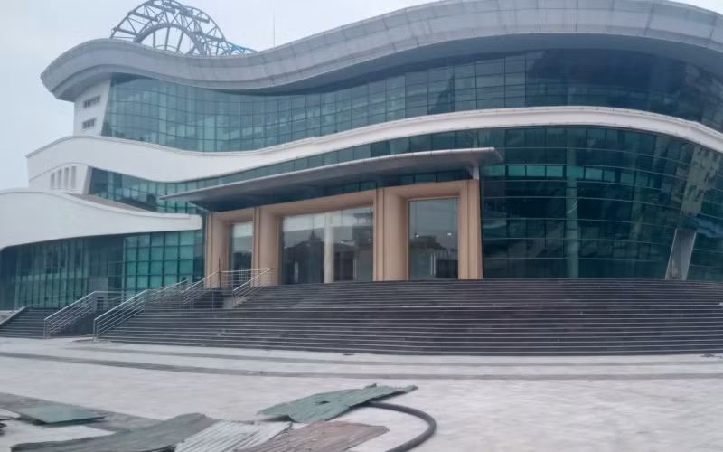 Nhà hát Ca múa nhạc dân gian Việt Bắc được xây dựng chín năm chưa xong. 