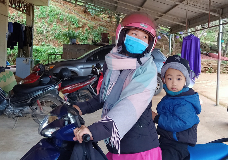Con trai đầu của cô giáo Sộng Thị Lủ, giáo viên Trường mầm non Bình Minh xã Háng Chú theo bố mẹ lên vùng cao ở. Gian nan “gieo chữ” ở vùng cao (kỳ 2) -0