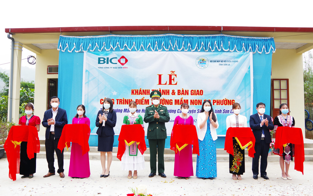 Các đại biểu cắt băng khánh thành điểm trường bản Co Phường.