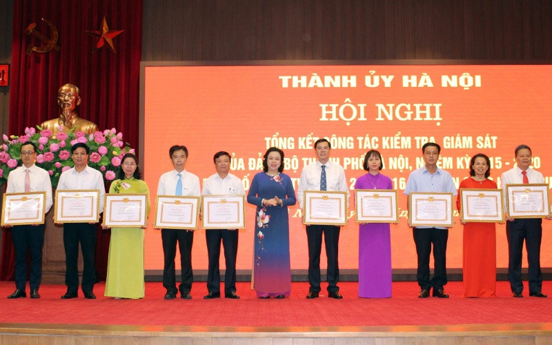 Phó Bí thư Thường trực Thành ủy Hà Nội Ngô Thị Thanh Hằng trao Bằng khen của Ban Thường vụ Thành ủy cho các cá nhân có thành tích xuất sắc. Tập trung kiểm tra, giám sát những lĩnh vực nhạy cảm, dễ phát sinh tiêu cực -0