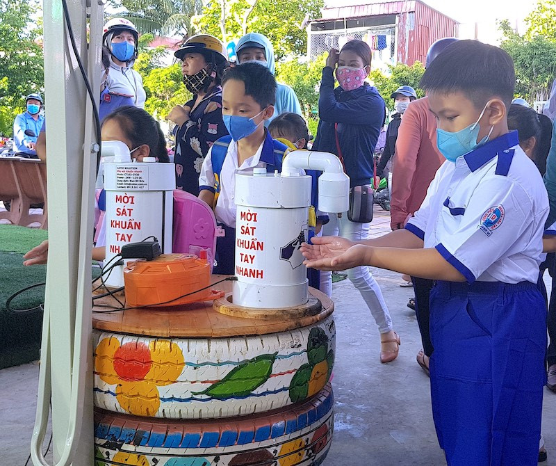 Học sinh Trường tiểu học Nguyễn Văn Trỗi (TP Cà Mau) được khử khuẩn trước khi vào dự khai giảng. Ấm áp ngày tựu trường vùng sông nước Cà Mau -0