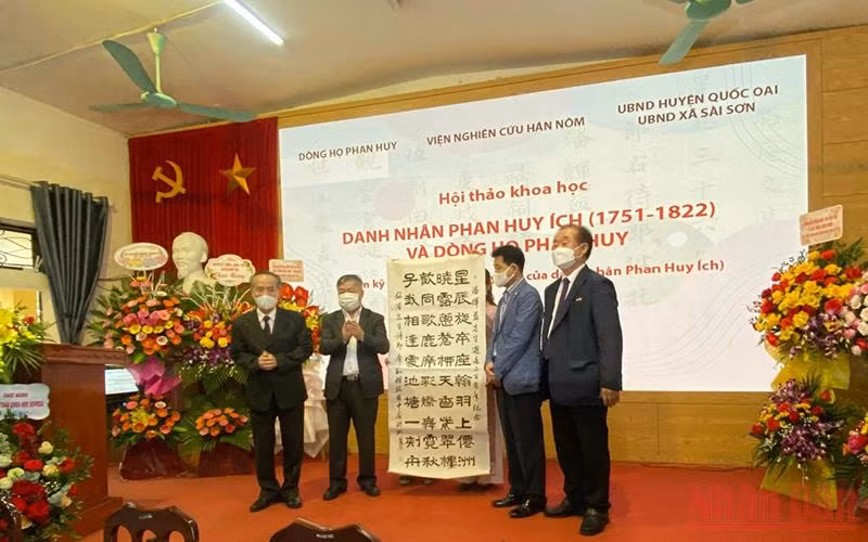 GS, TS Ahn Kyong-Hwan, Hiệp hội Kinh tế Văn hóa Hàn Việt-KOVECA, trao bức thư pháp của cụ Phan Huy Ích cho đại diện dòng họ.
