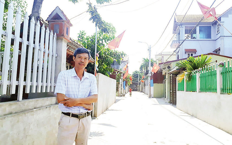 Ông Phùng Văn Hải và con đường mới mở rộng của thôn Mộc. Những con đường dân tình nguyện hiến đất -0