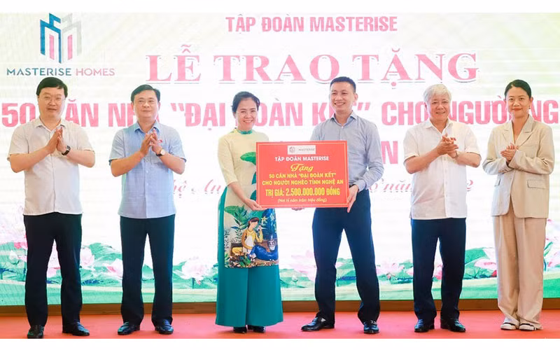 Nhà tài trợ trao hỗ trợ xây dựng 50 căn nhà “Đại đoàn kết” cho các hộ nghèo.